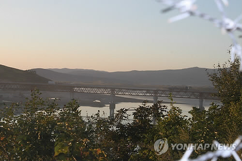 두만강을 가로질러 중국 지린성 훈춘시 취안허 통상구와 북한 원정리 통상구를 있는 교량. 트럭 한대가 북측에서 중국지역으로 들어가고 있다. <연합뉴스>